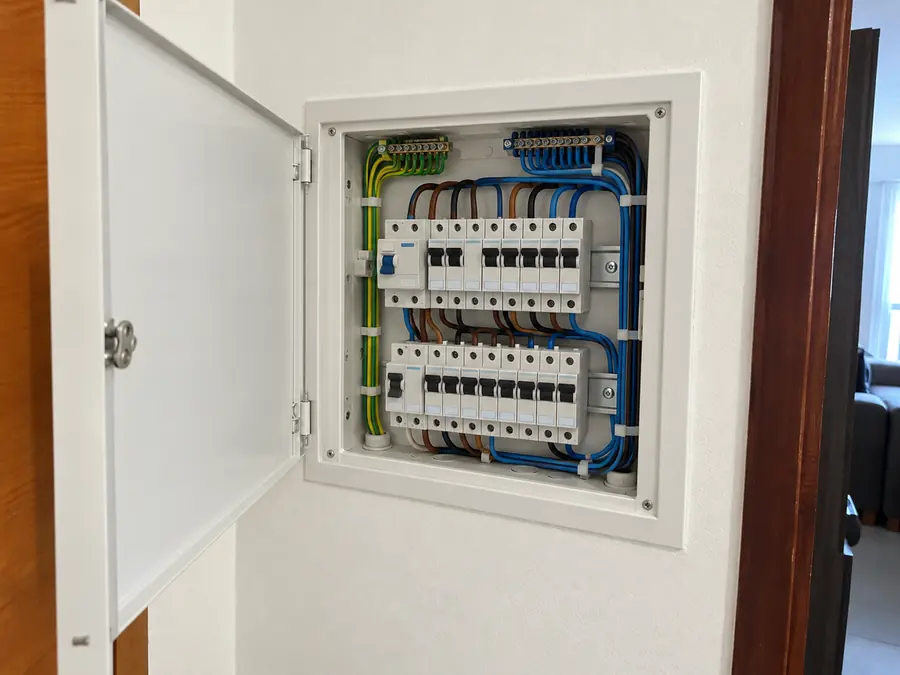 Quadro embutido organizado, com DR instalado