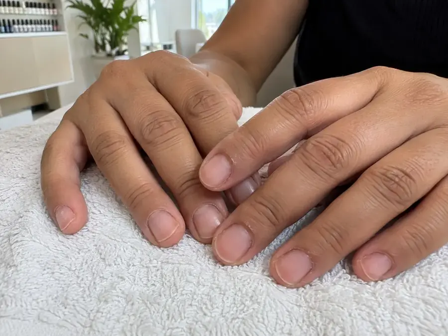 Unhas das mãos antes do cuidado e da esmaltação