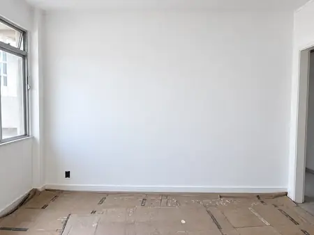 Parede lisa e branca depois do preparo e da pintura