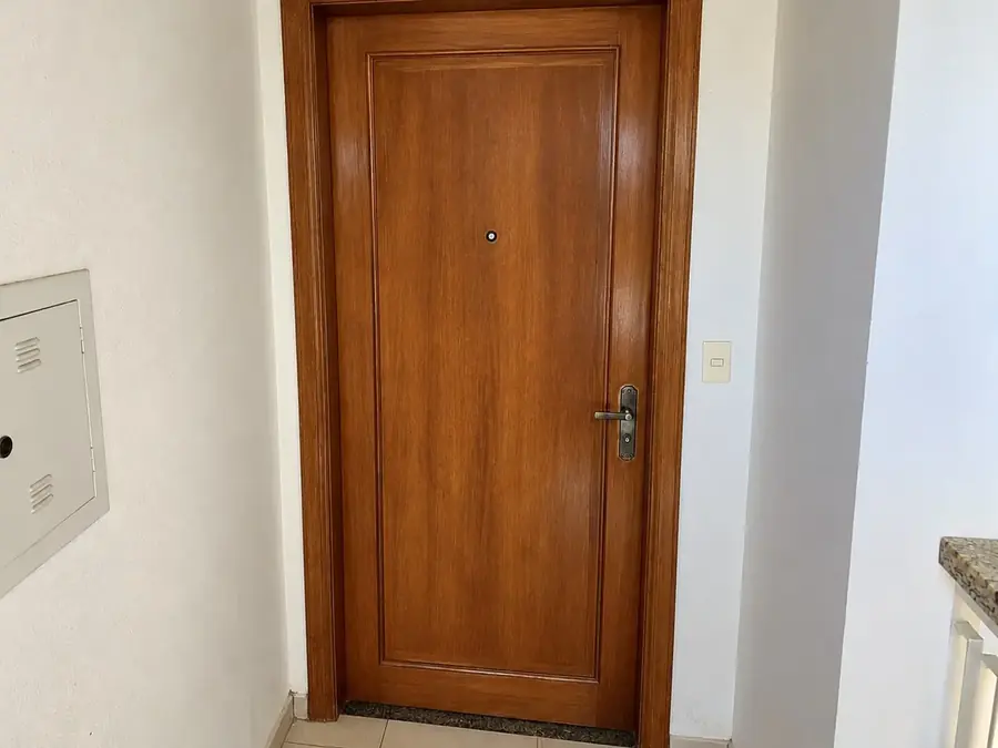 Porta de madeira uniforme e envernizada depois da restauração