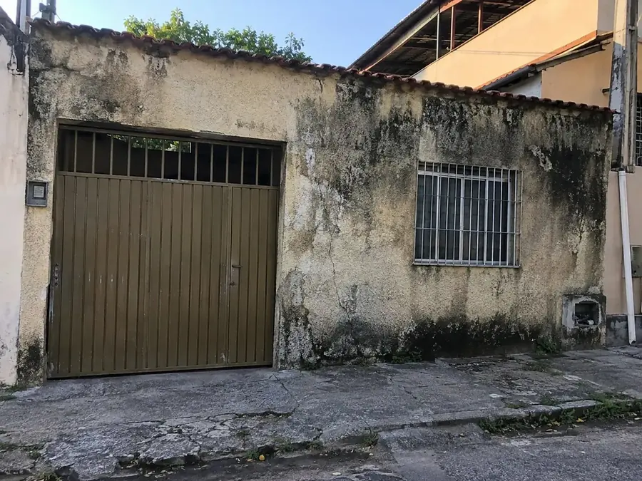 Fachada com pintura manchada e sinais de umidade