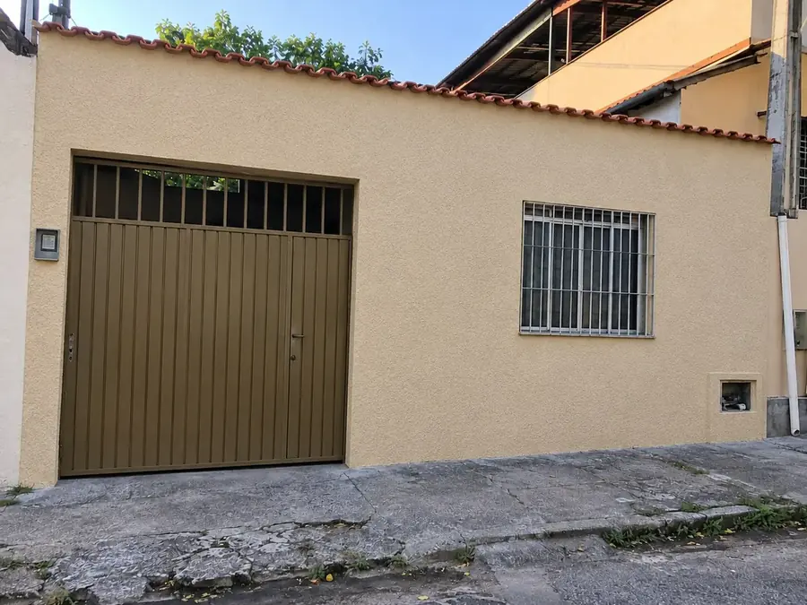 Fachada limpa e renovada com pintura em tom claro