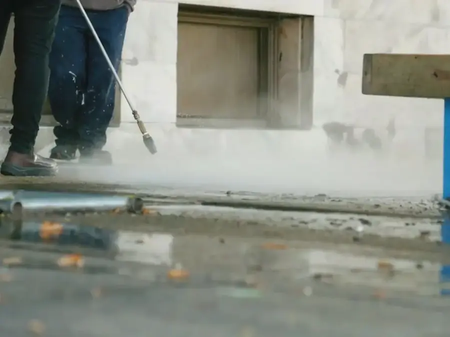 Jato de água de alta pressão limpando um piso de concreto