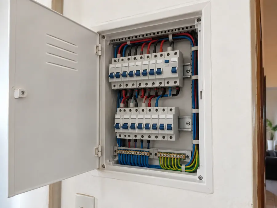 Quadro de luz novo, com disjuntores etiquetados e os cabos organizados