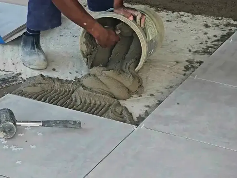 Argamassa colante com sulcos feitos por desempenadeira dentada